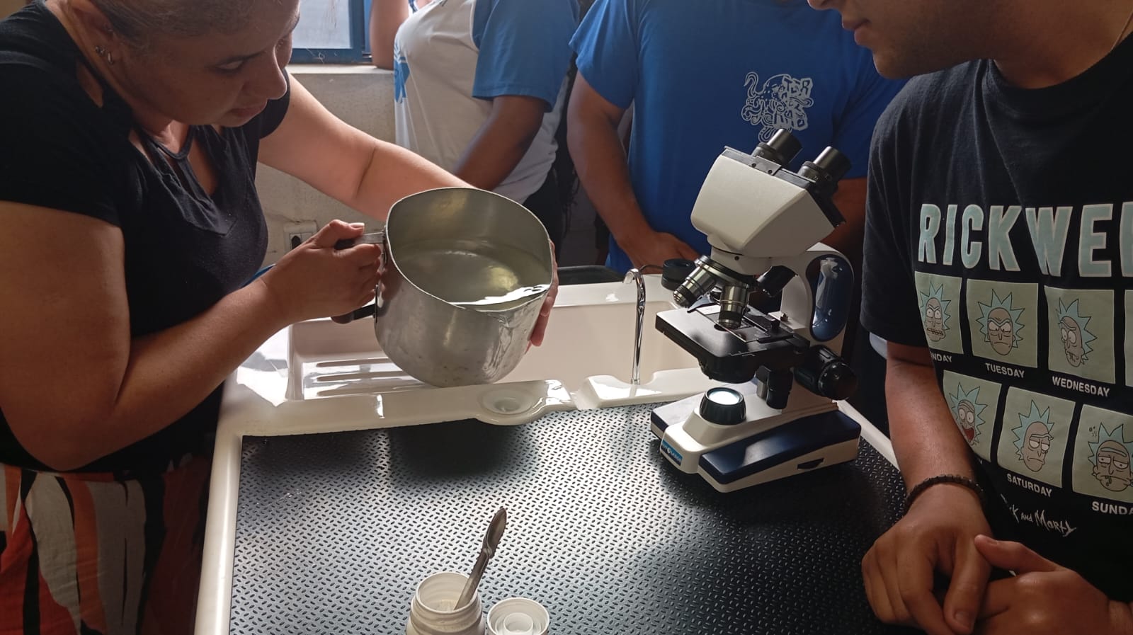 Escolas da SRE de Varginha recebem Laboratório móvel de Ciências