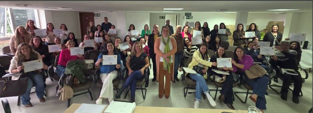 SRE de Varginha realiza entrega de certificados do Selo de Alfabetização 2025